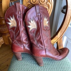 VINTAGE DAN POST BROWN 3 INCH HEEL COWBOY BOOTS WITH TWO TONE FLOWERS SIZE 9